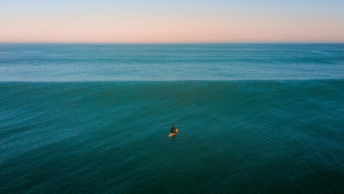 Surfer im Ozean von oben