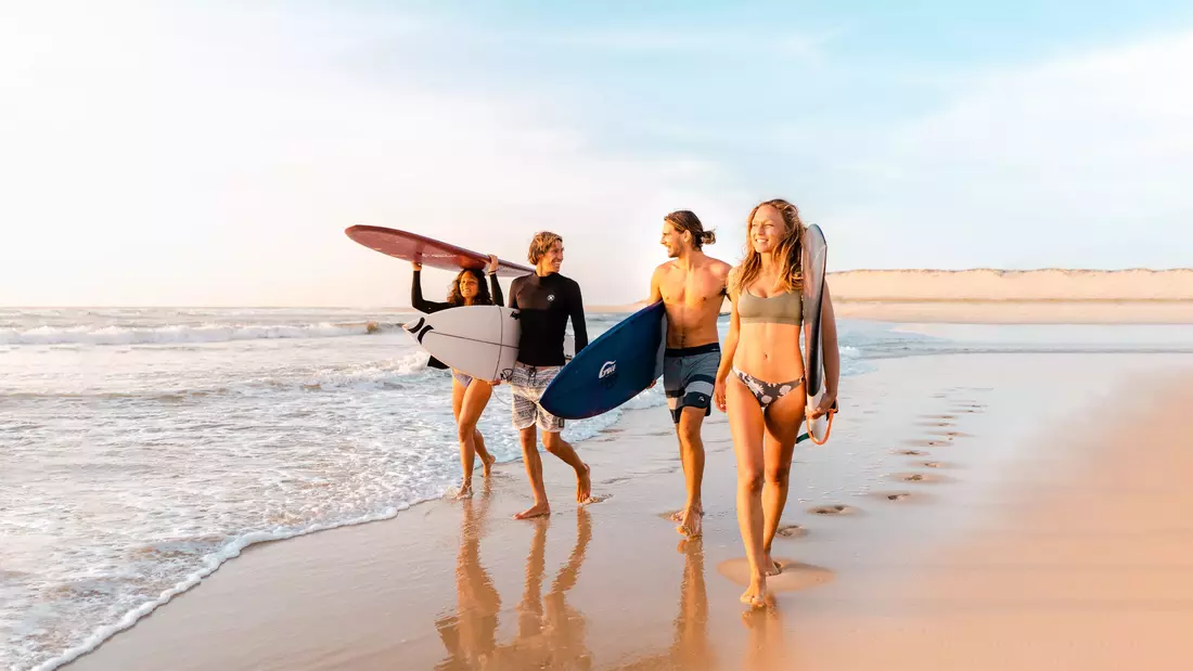 Surfer mit Surfbrettern am Strand