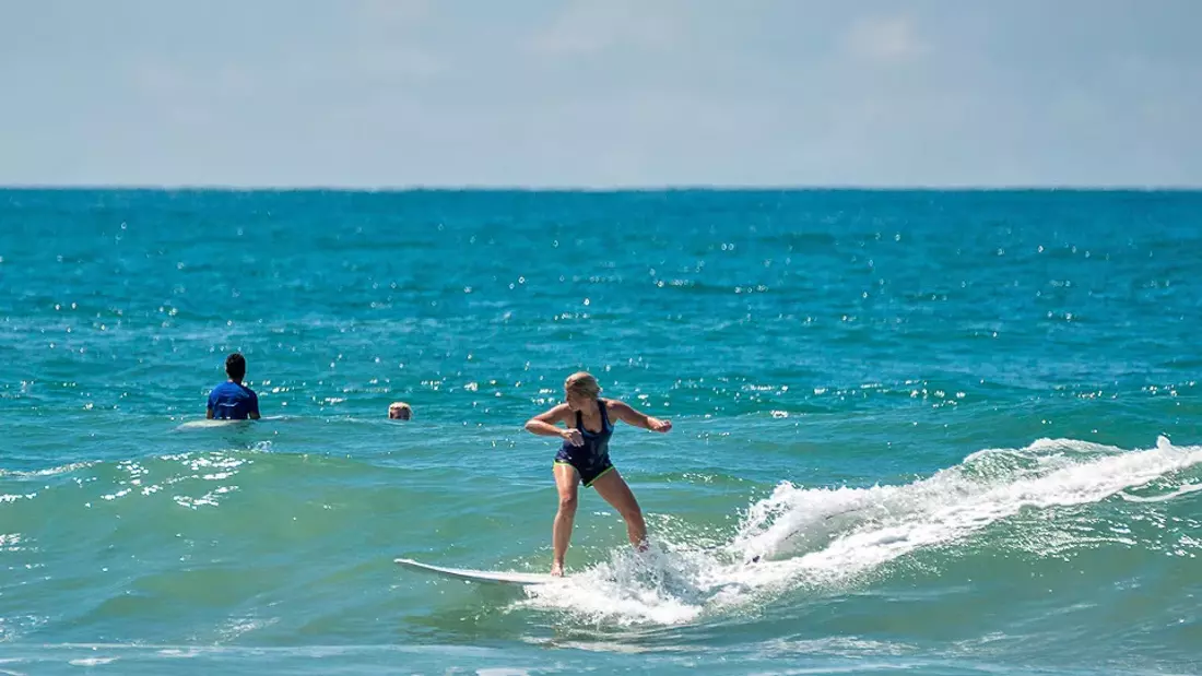 Grüne Wellen surfen lernen