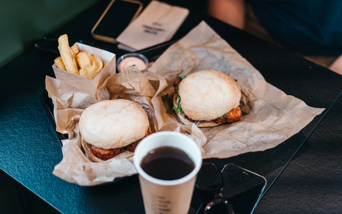 Familien Surfcamps Ausflug in die Outlets nach Hossegor Burger, Pommes Frites und Cola