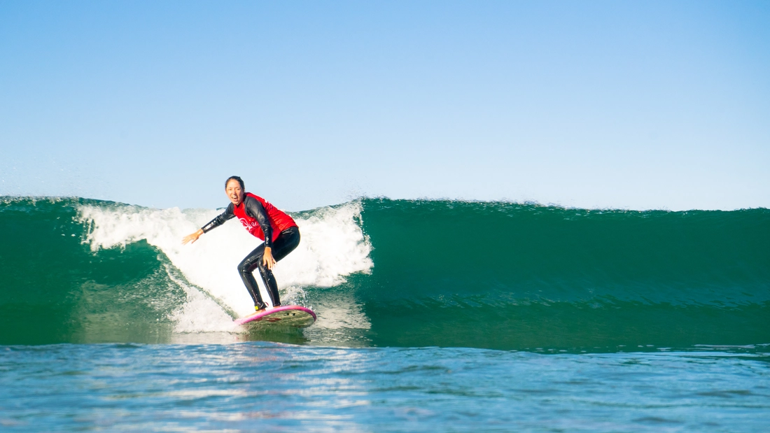 surfer surfing wave