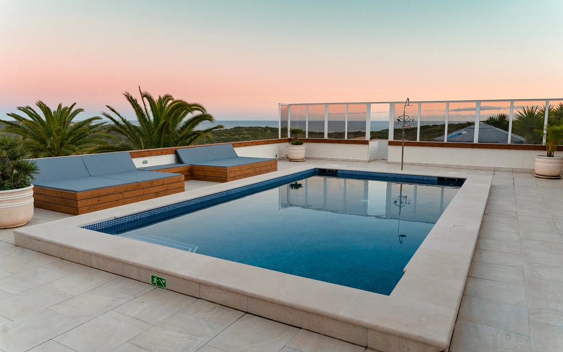 Sonnenterrasse mit Pool und Meerblick Pure Surfcamps Portugal Surflodge Portugal Terrasse Pool