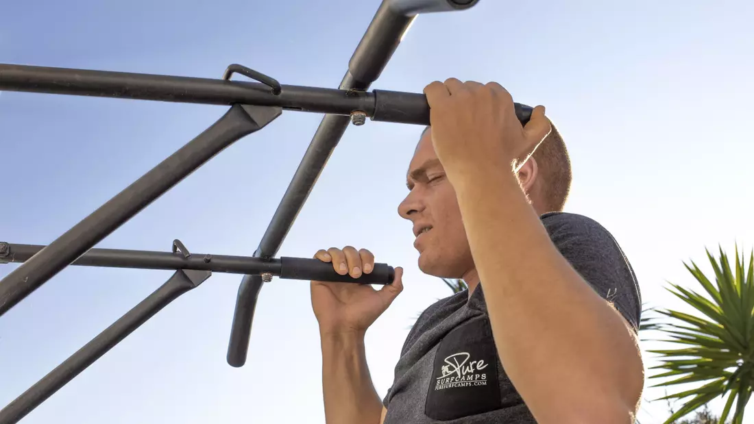 Strengthen your upper body on the pull-up bar