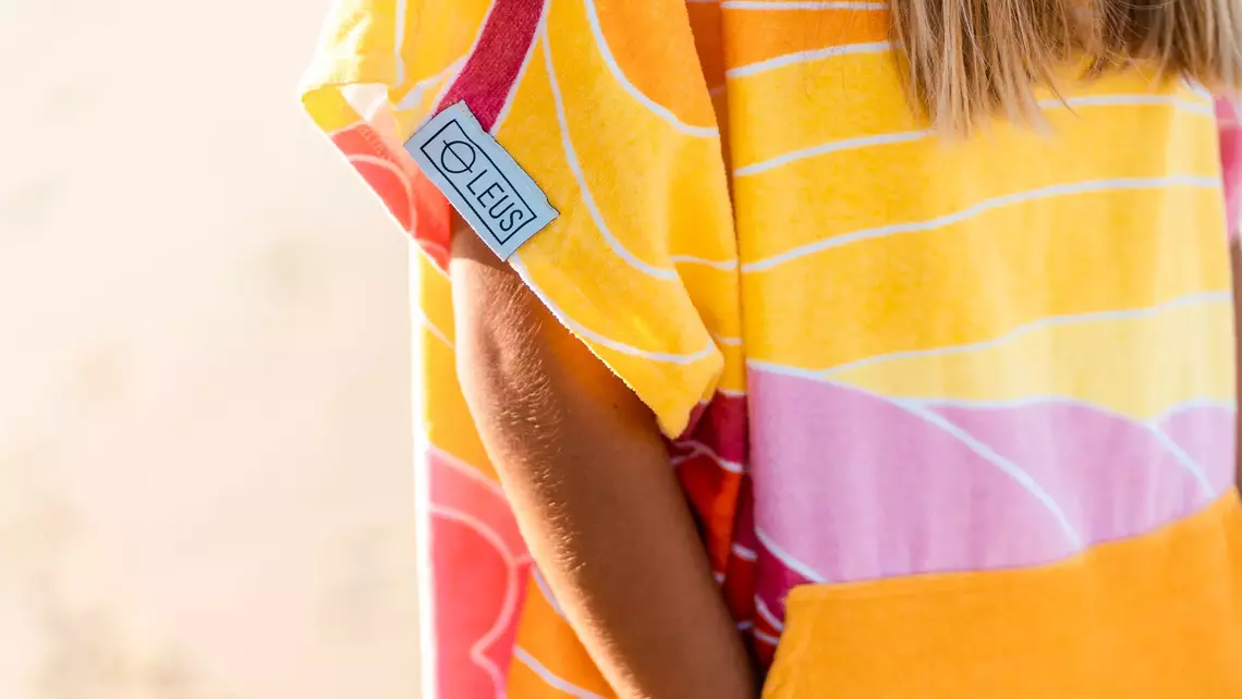 Detailaufnahme eines Surf Poncho Labels an Surferin