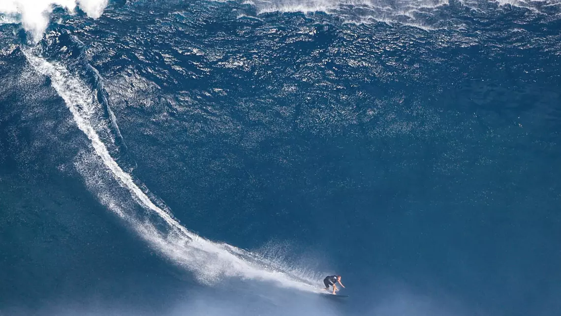 Sebastian surft die Jaws-Welle