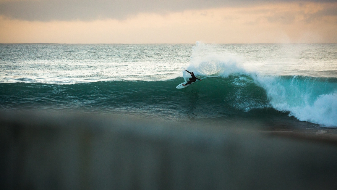 tobi schroeder surft in arrifana top turn in einer großen welle beim team trip