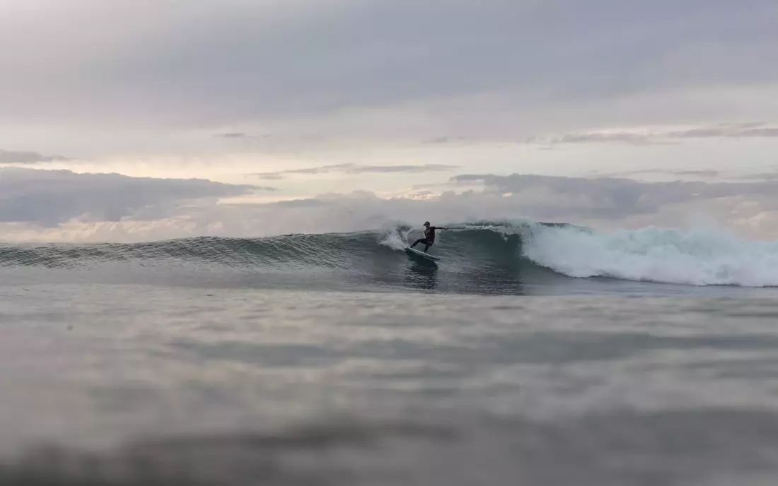 Finn Springborn beim Surfen