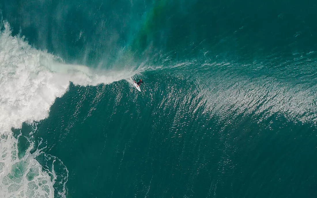 Surfer beim Surfen Vogelperspektive