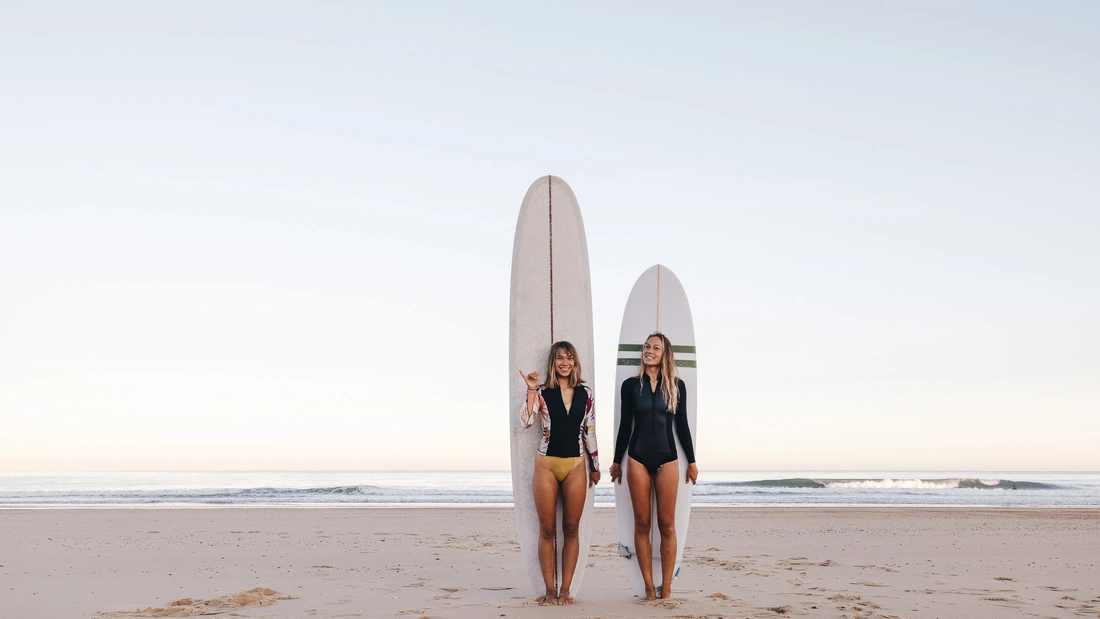 puresurfcamps-frankreich-surfschule-qualität-meer-surfkurs-st.-girons-plage-jugend-reise-surfer-surfbretter