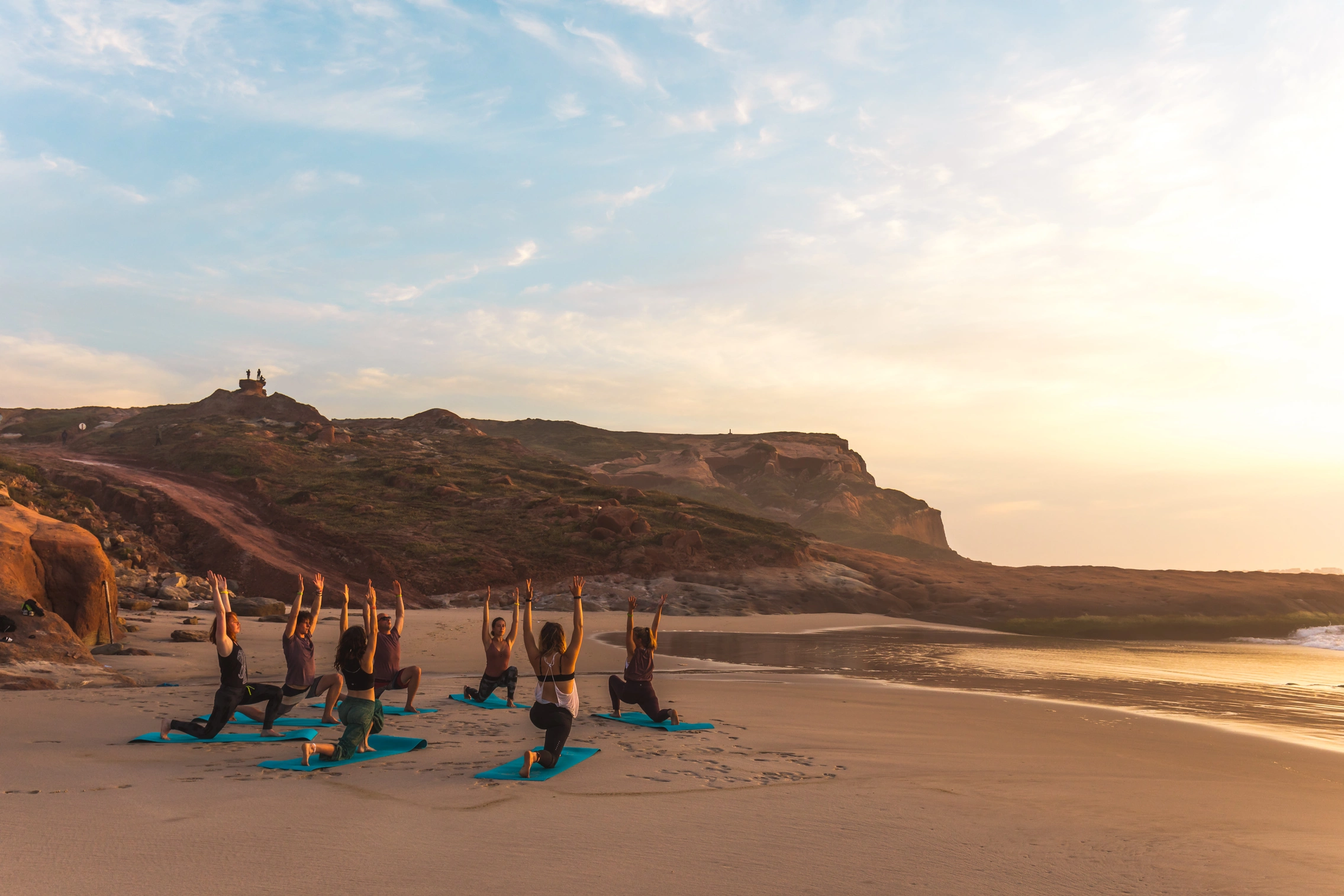 puresurfcamps peniche yoga am strand