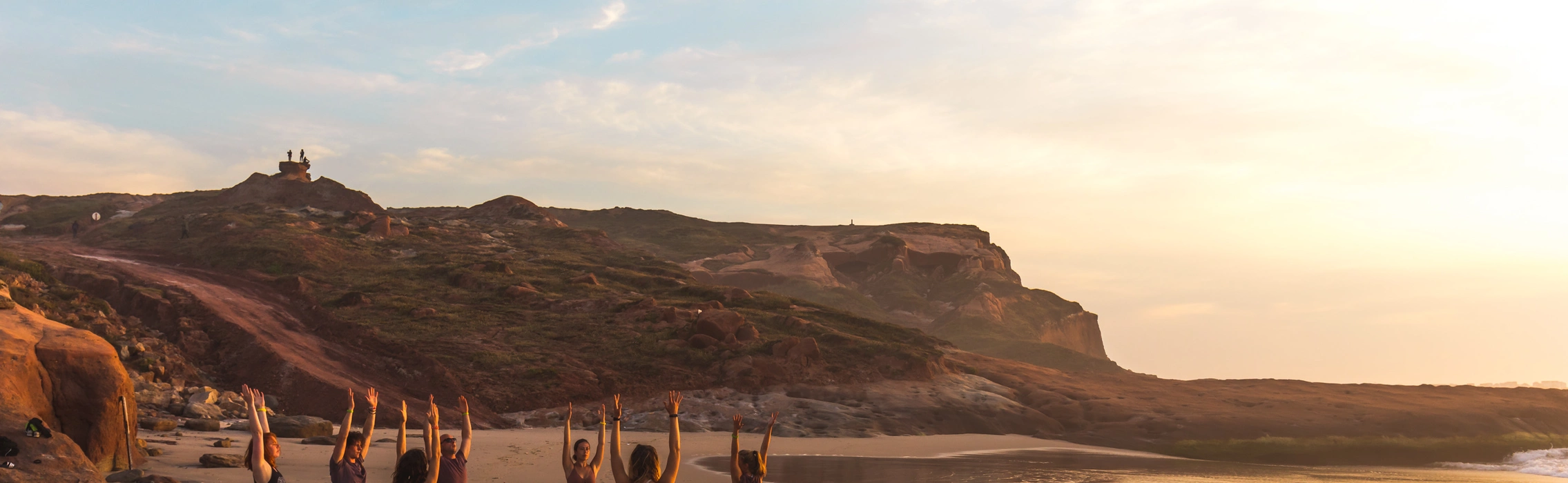 puresurfcamps peniche yoga am strand