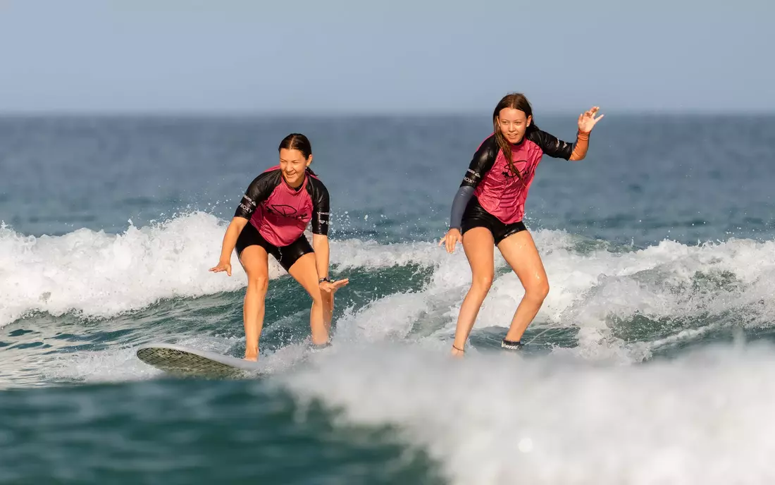 Zusammen die ersten Wellen surfen