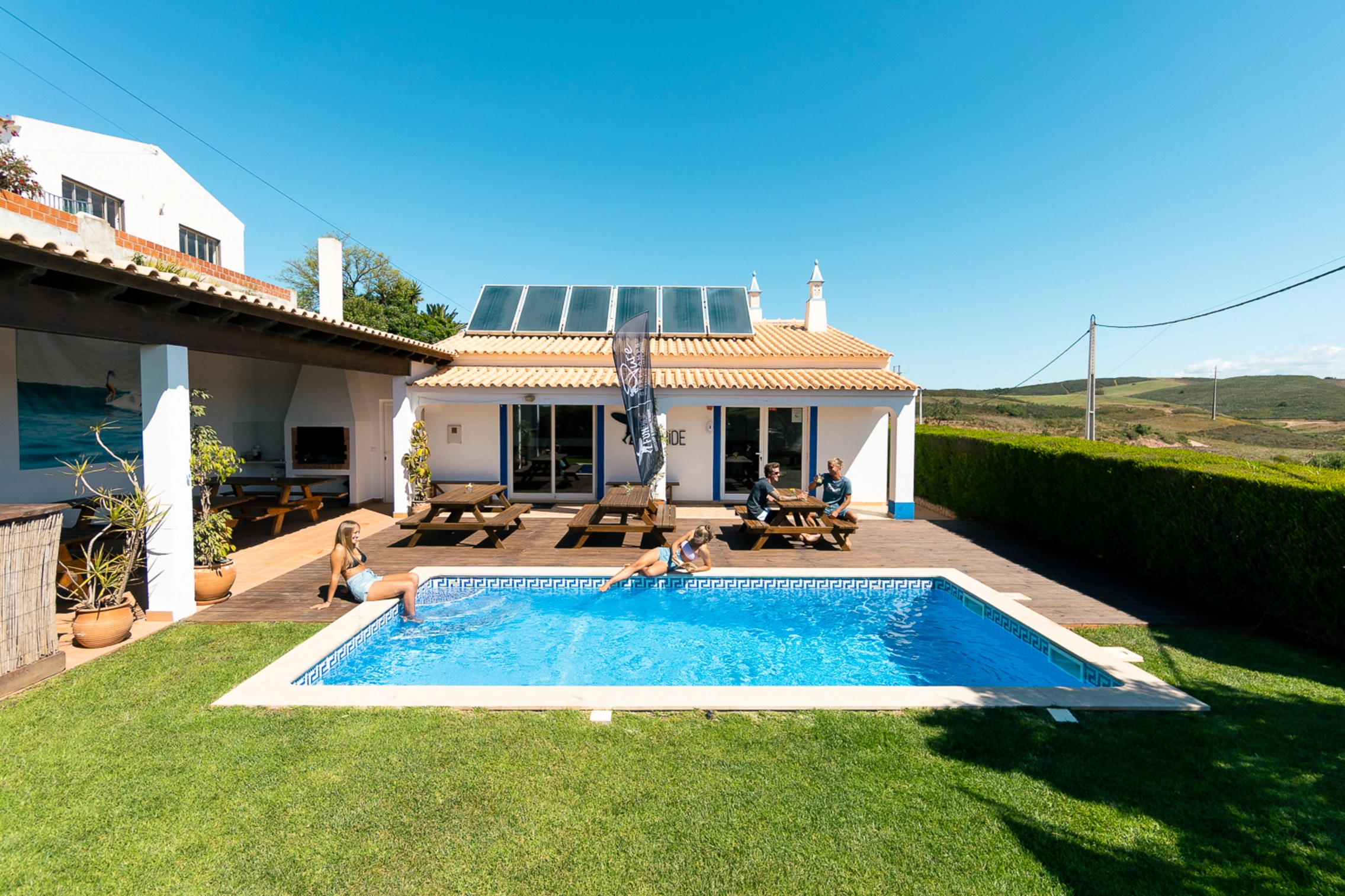 Surfcamp Algarve mit Pool und Garten
