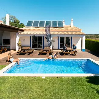 Surfcamp Algarve mit Pool und Garten