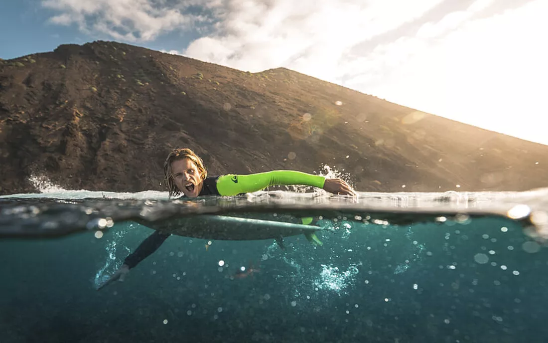 Surfer beim Surfen auf Fuerteventura