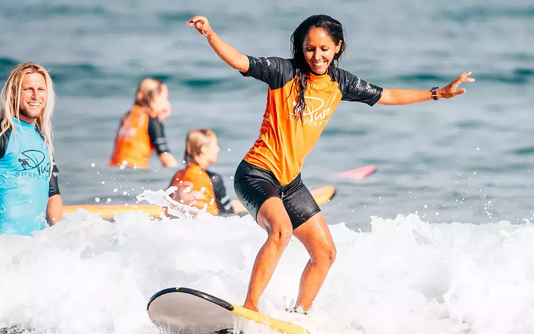 Surfkursschülerin beim Surfen lernen auf Gran Canaria