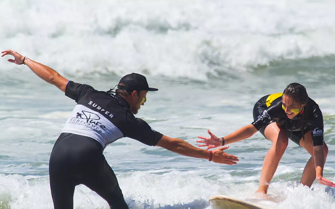 Surfschule beim Unterricht im Wasser