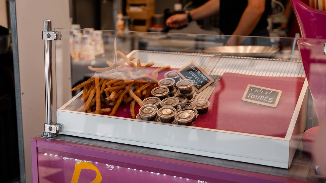 Neben den Restaurants gibt es natürlich auch Eisläden und Churro Stände mit leckerem Süßkram.