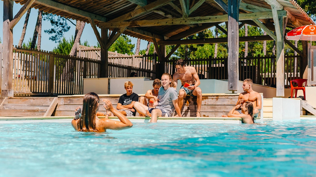 Jugendreise Surfcamp St Girons Frankreich Pool Campingplatz