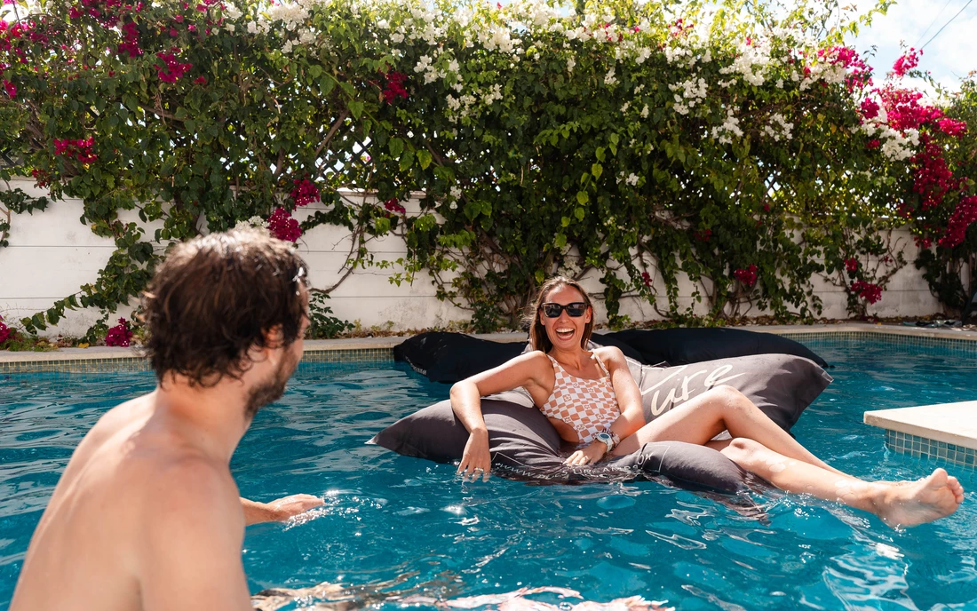 Eco Surflodge Caparica chillen am Pool