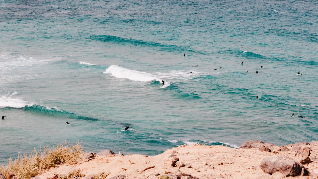 Die kleine Insel macht es möglich immer eine gute Welle zu finden. 