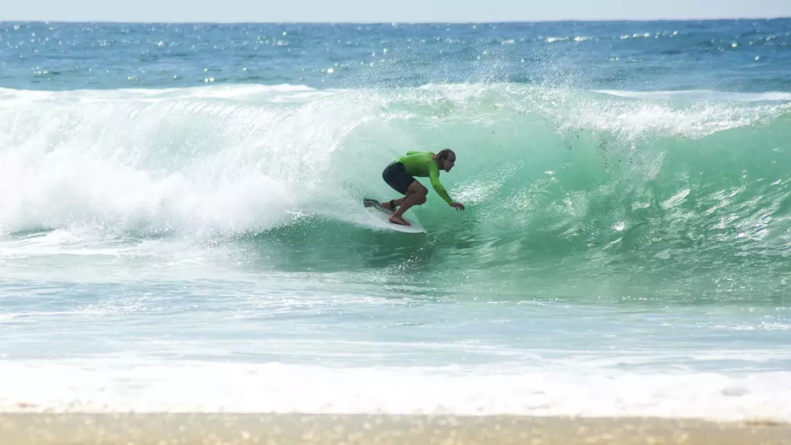 Surfer Remi fährt eine Barrel im Pure Surfcamp