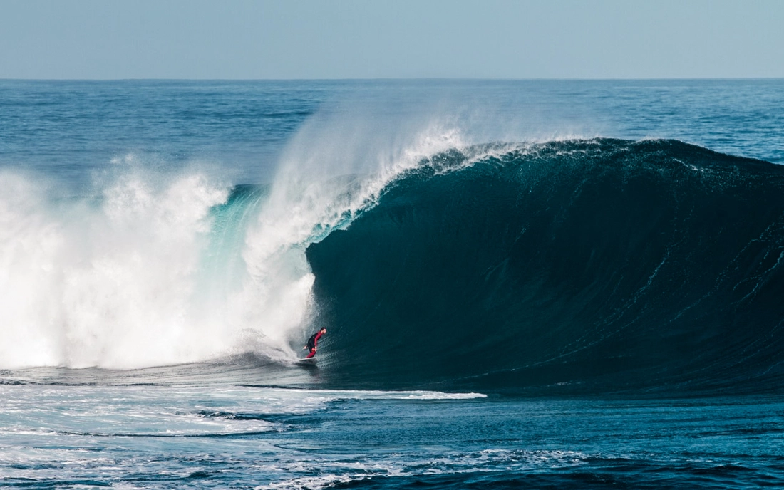 Alex Zirke beim Surfen