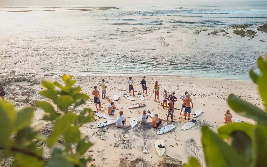 Watch the waves together on the beach