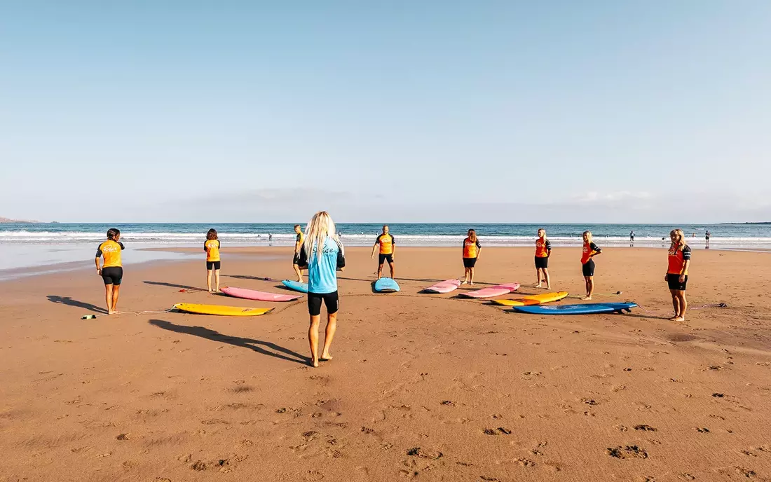 Surfkurs beim Warm Up am Strand