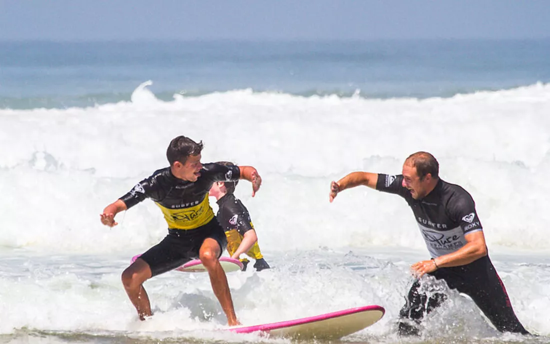 Surfschule mit Surflehrer beim Unterricht