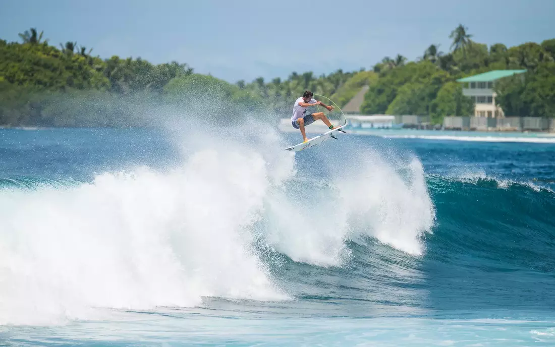 Leon Glatzer beim Surfen