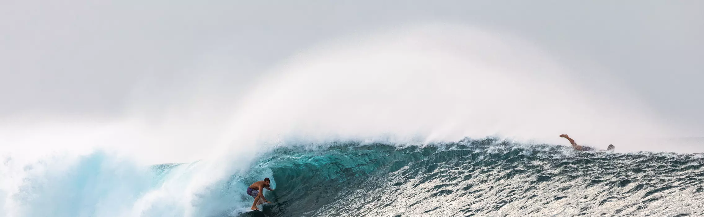 Leon Glatzer beim Surfen auf den Malediven