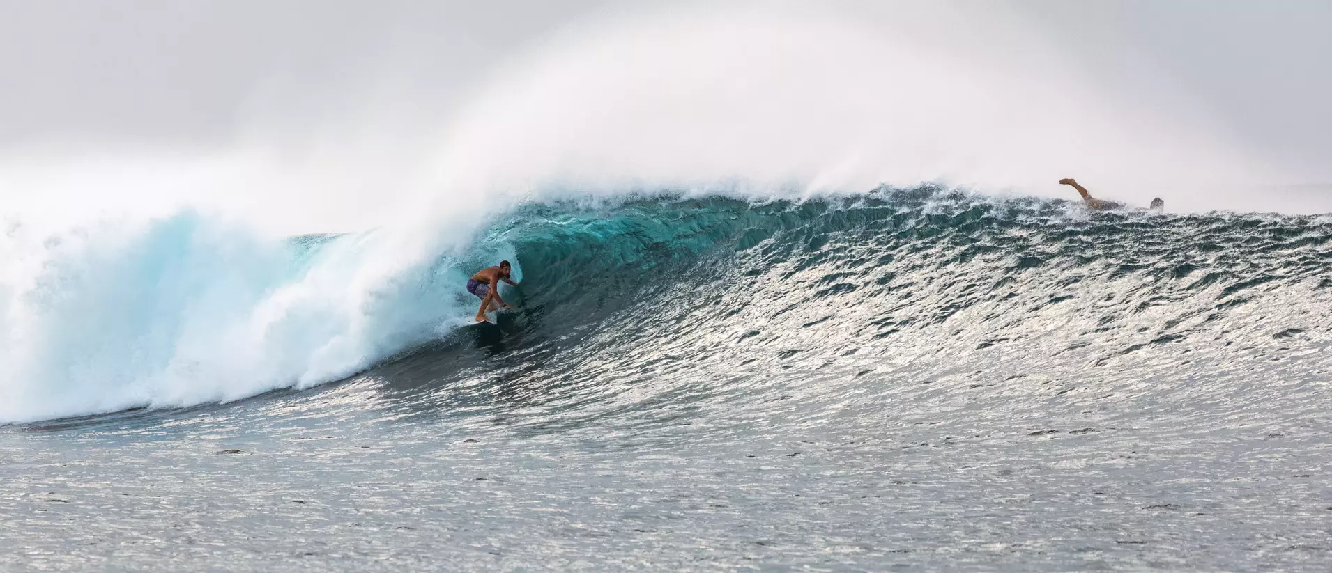 Leon Glatzer beim Surfen auf den Malediven