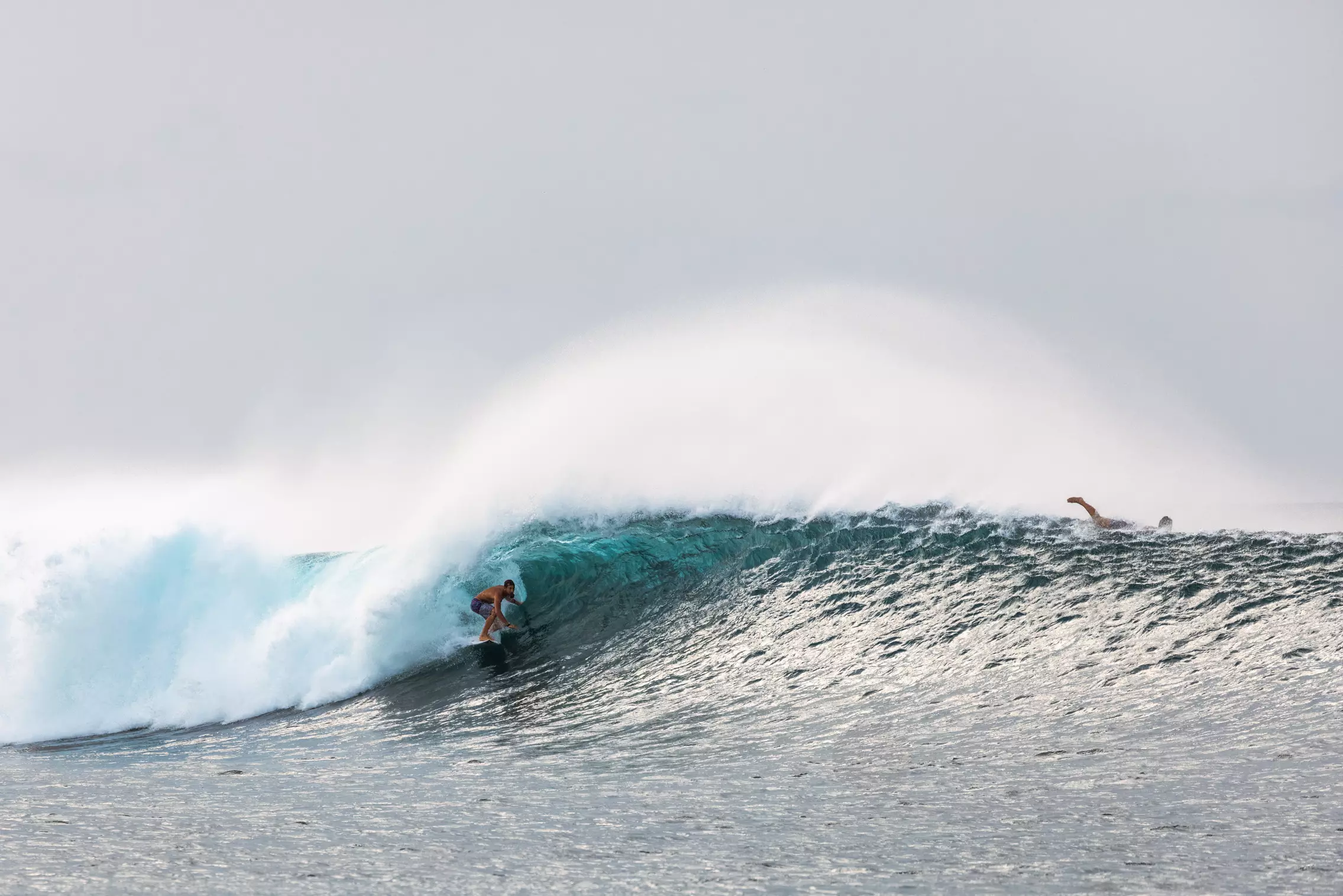 Leon Glatzer beim Surfen auf den Malediven