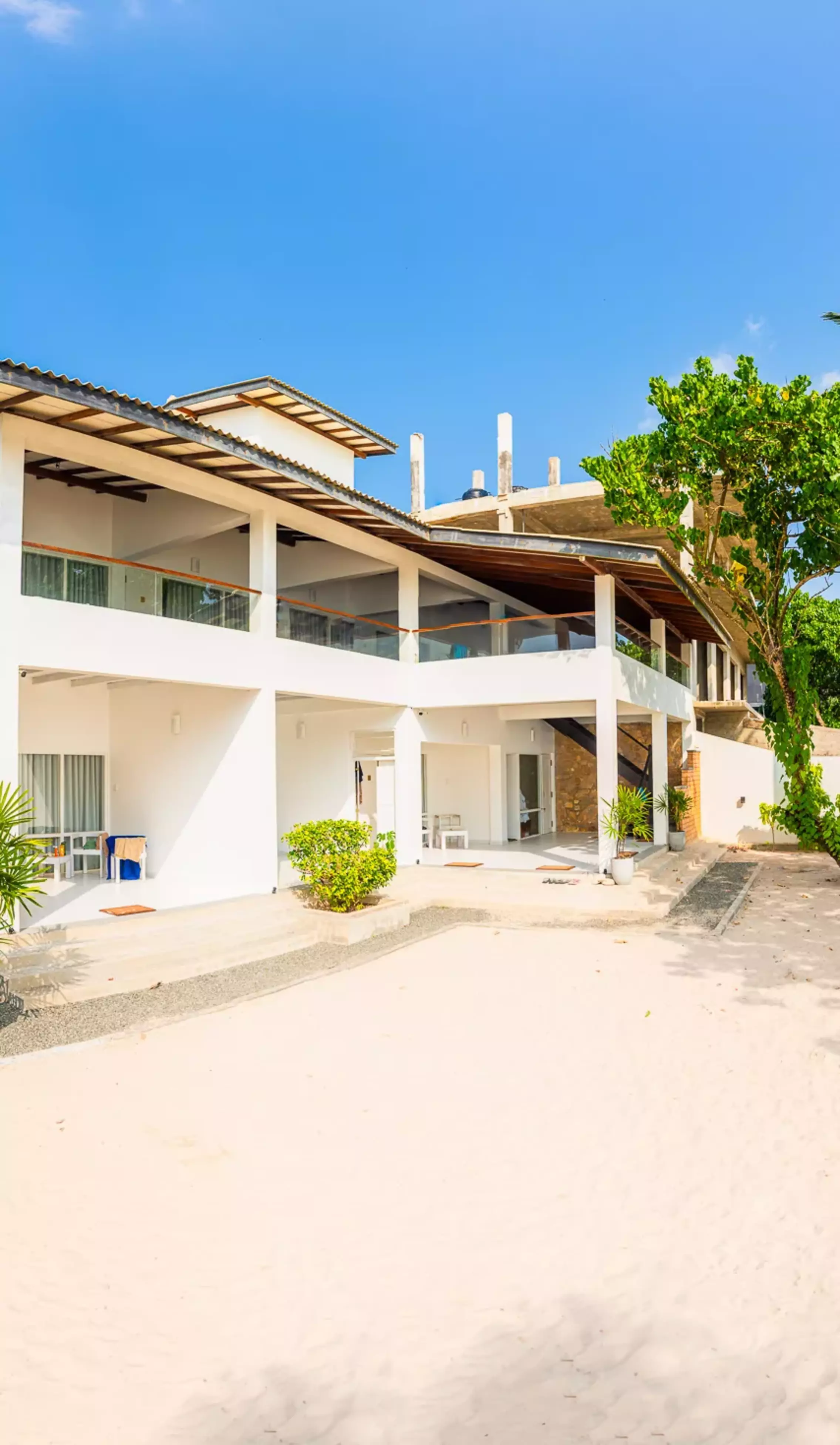 das beachfront surfcamp sri lanka mit großem garten, direkt am strand, dem meer und dem eigenen surfspot