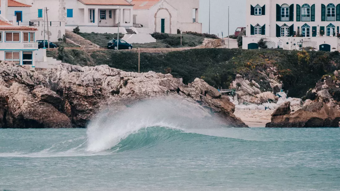 eine von vielen Buchten und Wellen in Peniche
