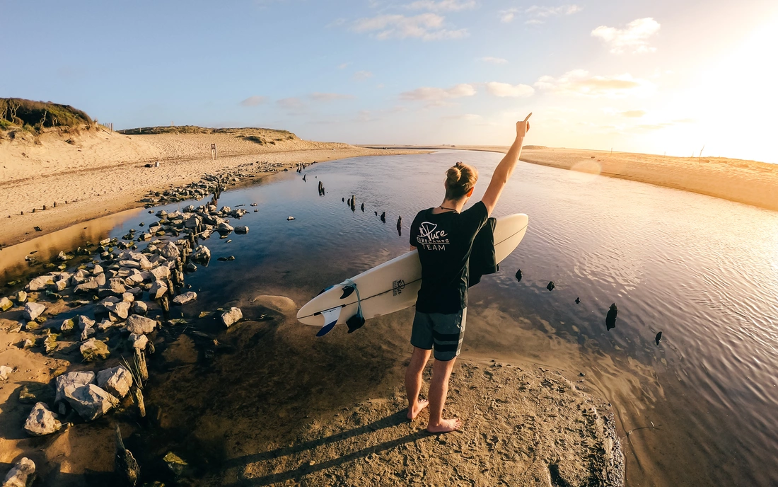 Auf dem Weg perfekte Wellen zu surfen