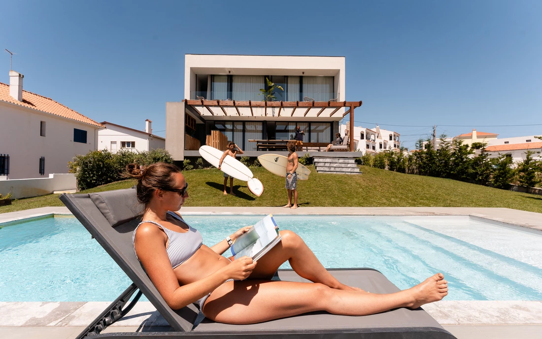 Am Pool der Surf Villa entspannen oder die Surfbretter für die nächste Session vorbereiten