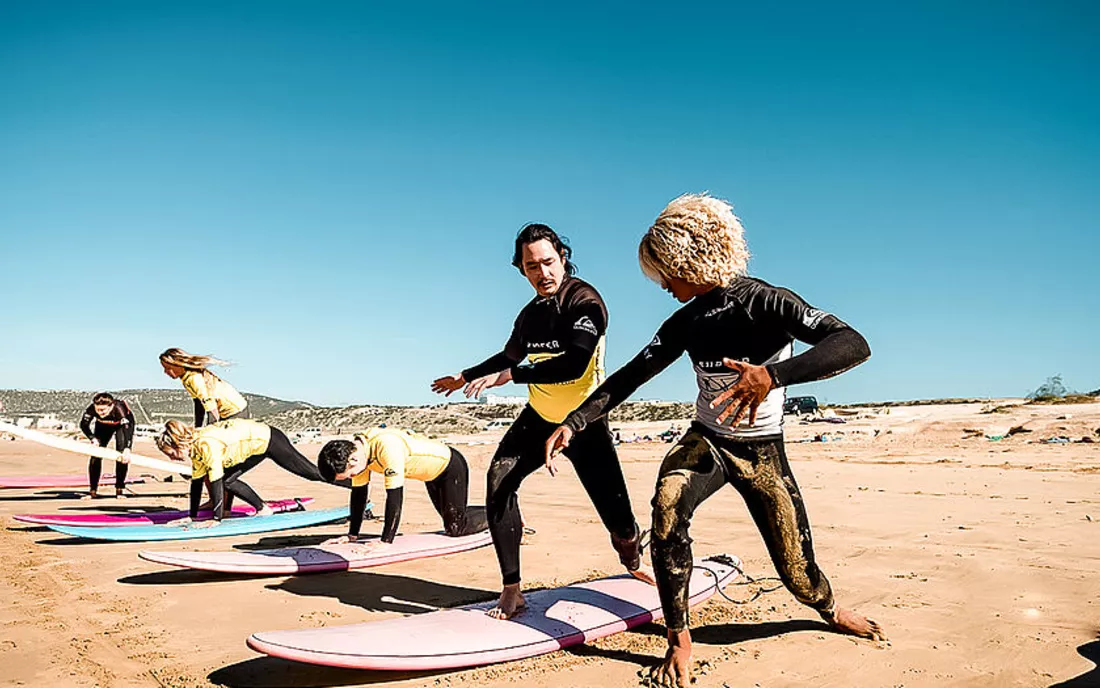 Surfschule beim Surfunterricht am Strand