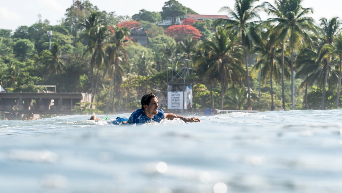 Leon Glatzer qualifiziert sich beim Surfen für Olympia 2021 in Tokio