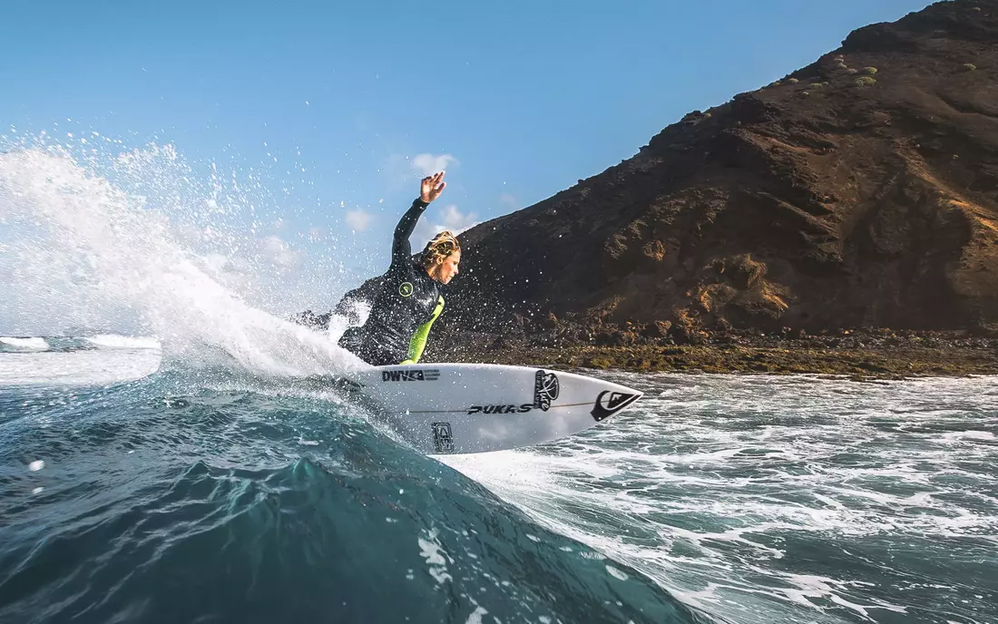 Lenni Jensen beim surfen auf fuerteventura