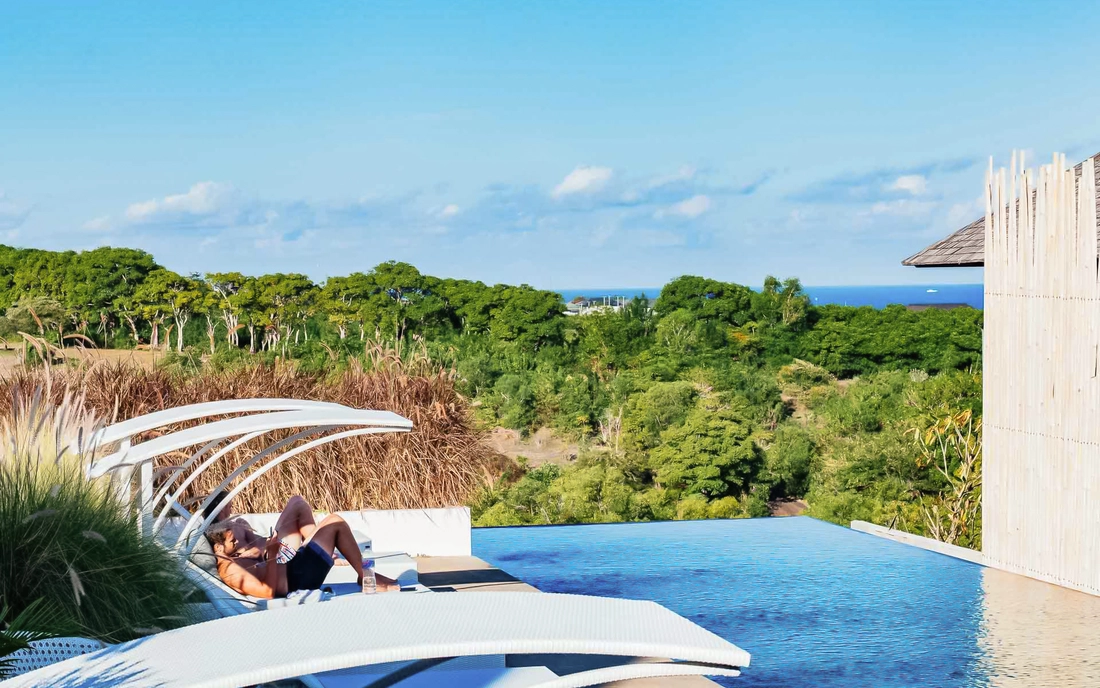 Vom Pool aus Richtung Horizont und Meer schauen