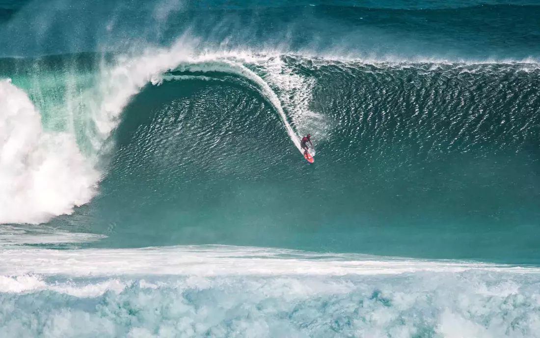 Such waves are something for professionals, but very crazy to watch