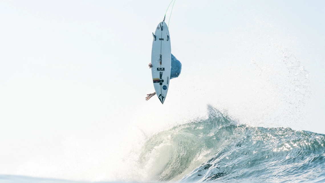 Leon Glatzer qualifiziert sich beim Surfen für Olympia 2021 in Tokio