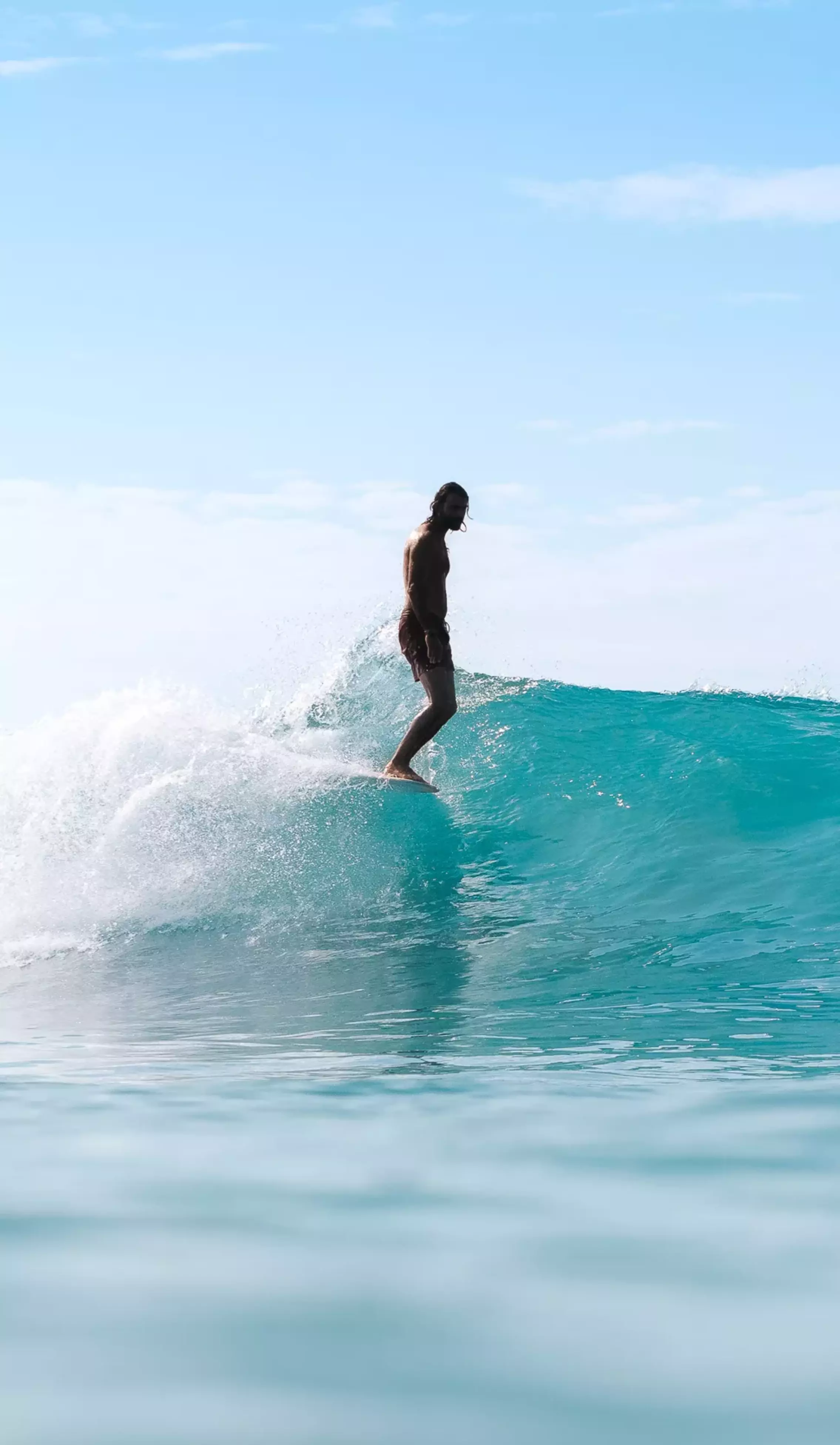 hang ten an einem sonnigen tag in einer perfekten welle