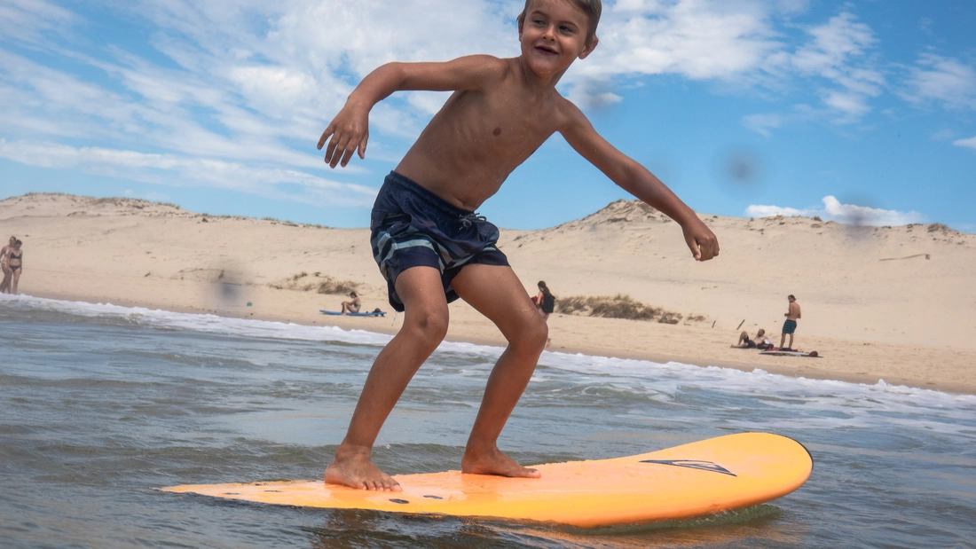 Die Kids lernen das Surfen meistens sehr schnell