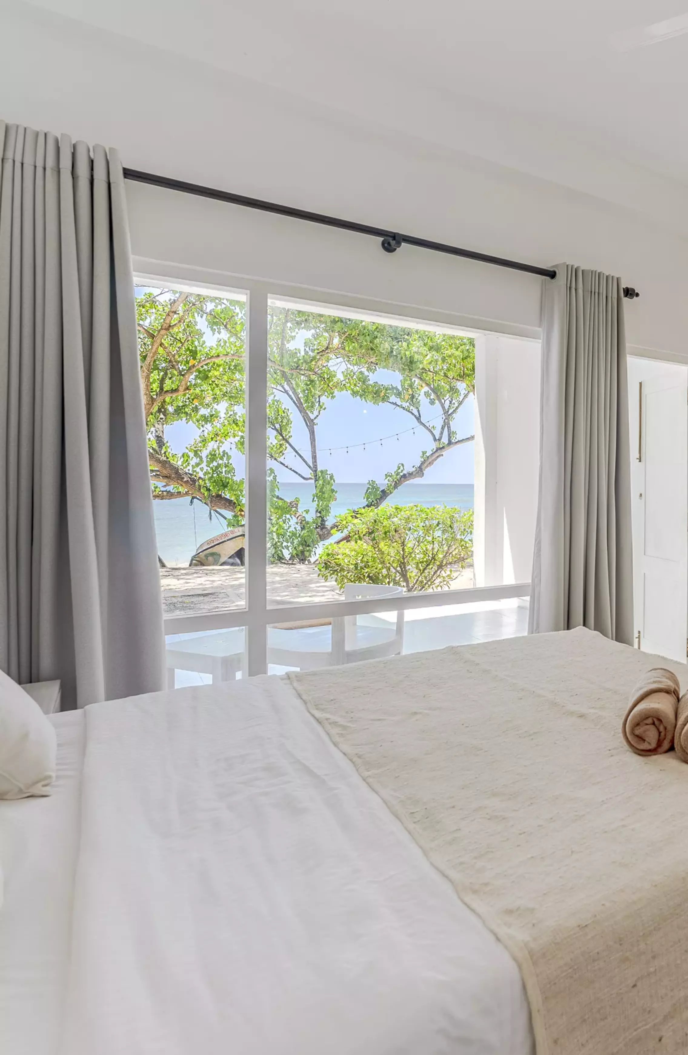 double room with direct beach and sea view