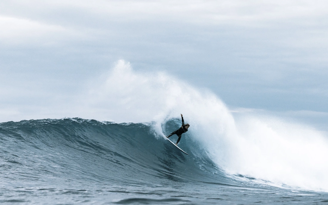 Lenni Jensen beim Surfen in Frankreich