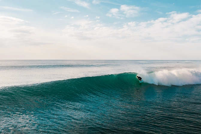 Surfer surft eine Welle