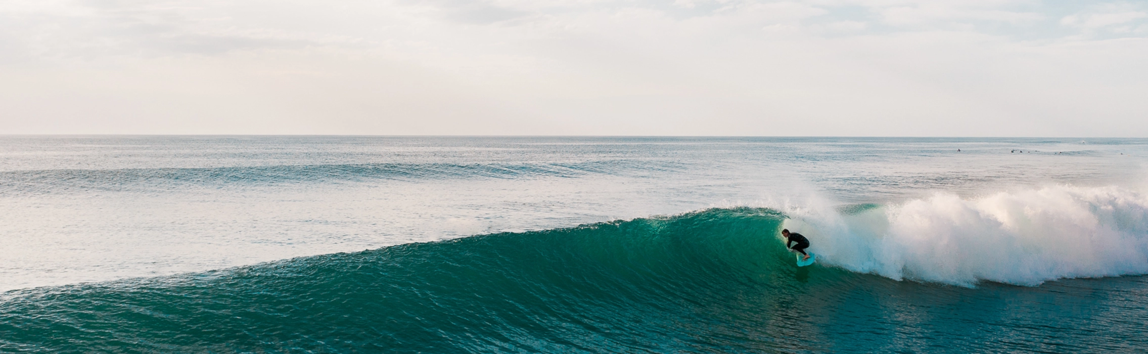 Surfer surft eine Welle